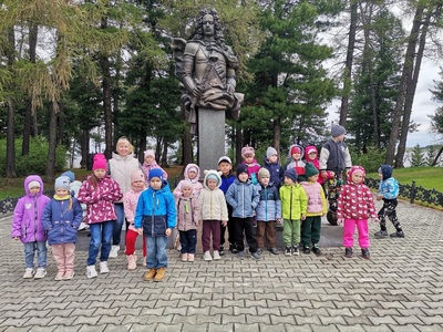 У памятника А.Д.Меншикова