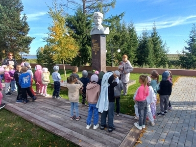 У памятника Г.Е.Собянина